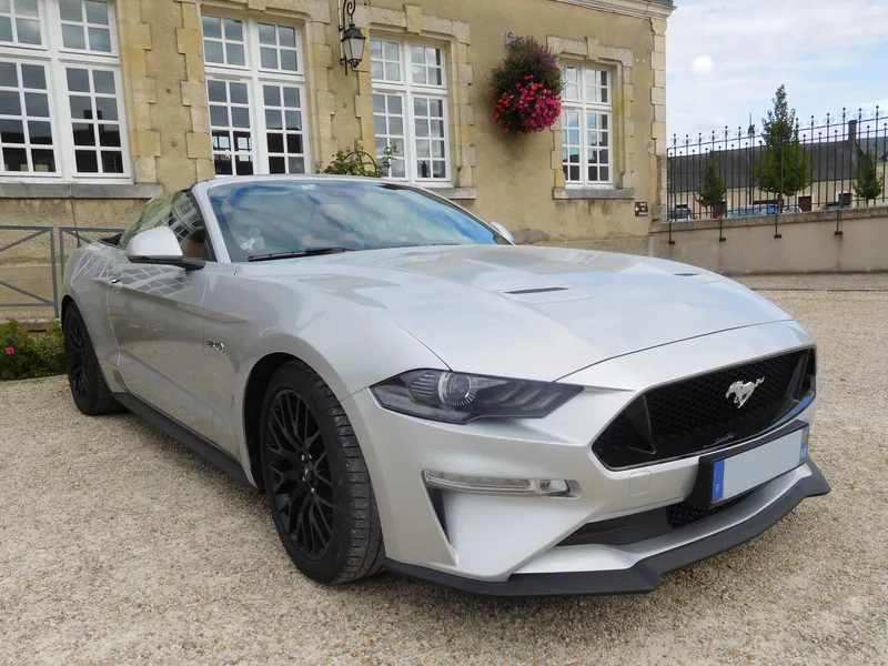 Грузияда жалға берілетін Ford Mustang Convertible көлігі