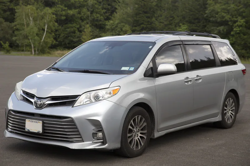 Грузияда жалға берілетін Toyota Sienna көлігі